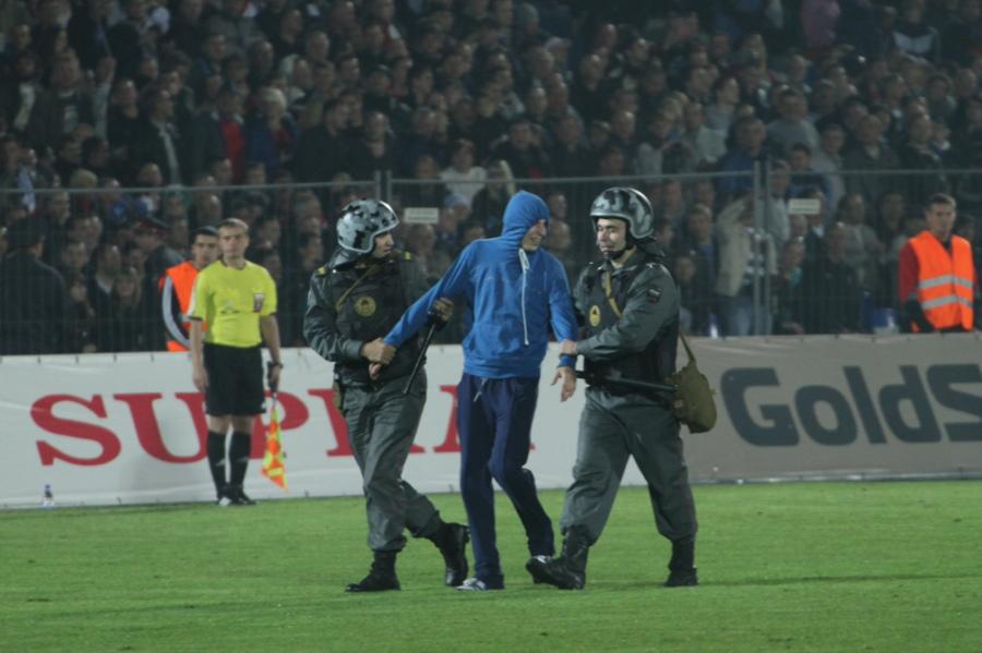 Фанаты «Зенита» прорвали ограждение западной трибуны и устроили беспорядки (+фото)